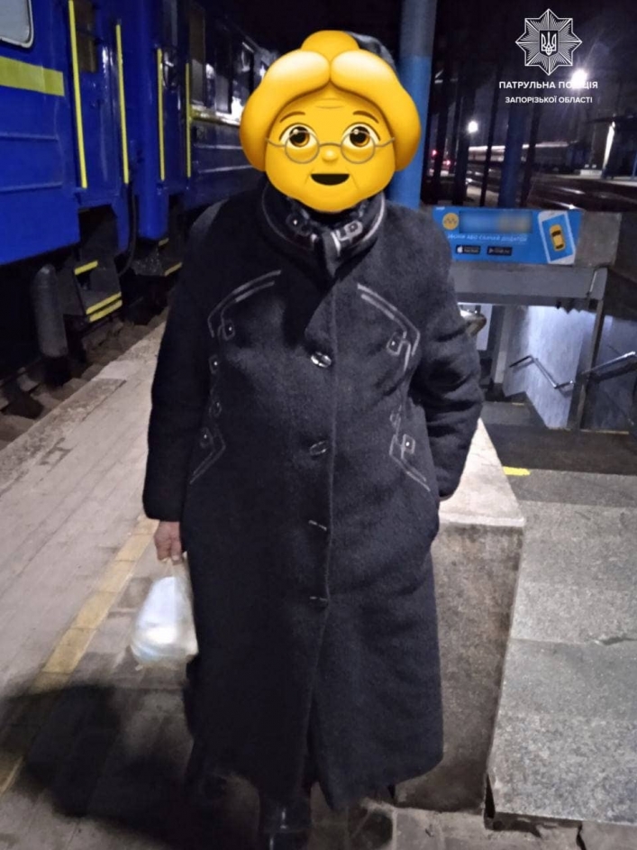 В Запорожье на вокзале патрульные разыскали женщину с потерей памяти 